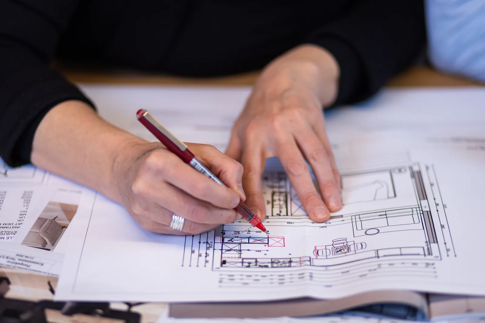Sorgfältig ausgeführte Innenausbau-Arbeiten während der Ausstattungsphase