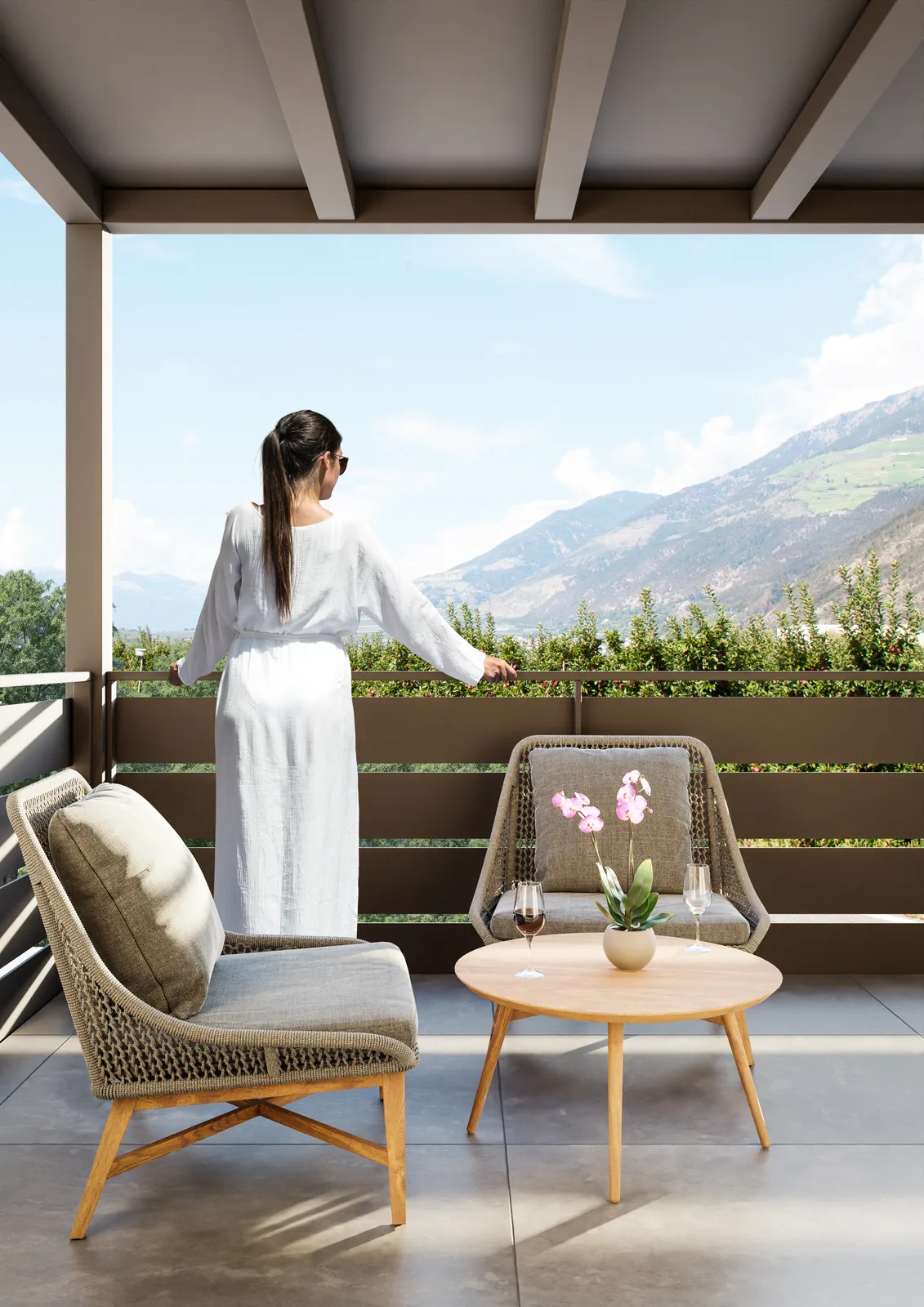 Überdachte Terrasse der Residence Goldegg mit Blick auf den Sonnenberg