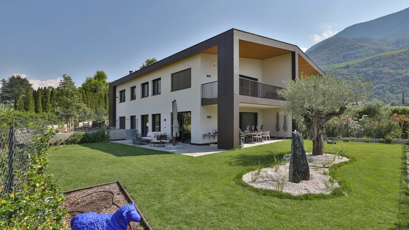 Residence Fink Meran — Wohnkubus mit Garten, Olivenbaum und Bergpanorama