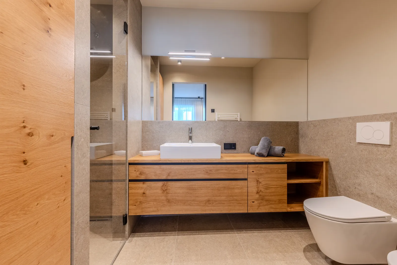 Modernes Badezimmer mit hochwertigen Materialien und edlen Oberflächen