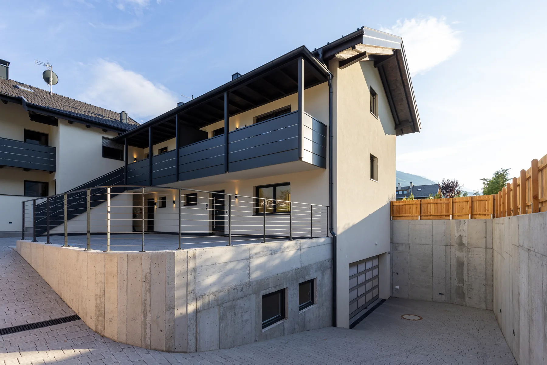 Wohnanlage Residence Goldegg in der Landschaft von Goldrain