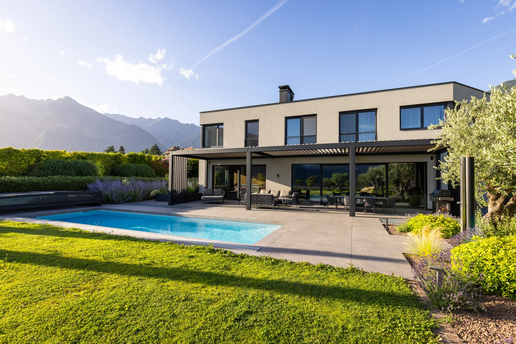 Villa Z Meran — Gartenansicht der modernen Villa mit Pool und Bergkulisse